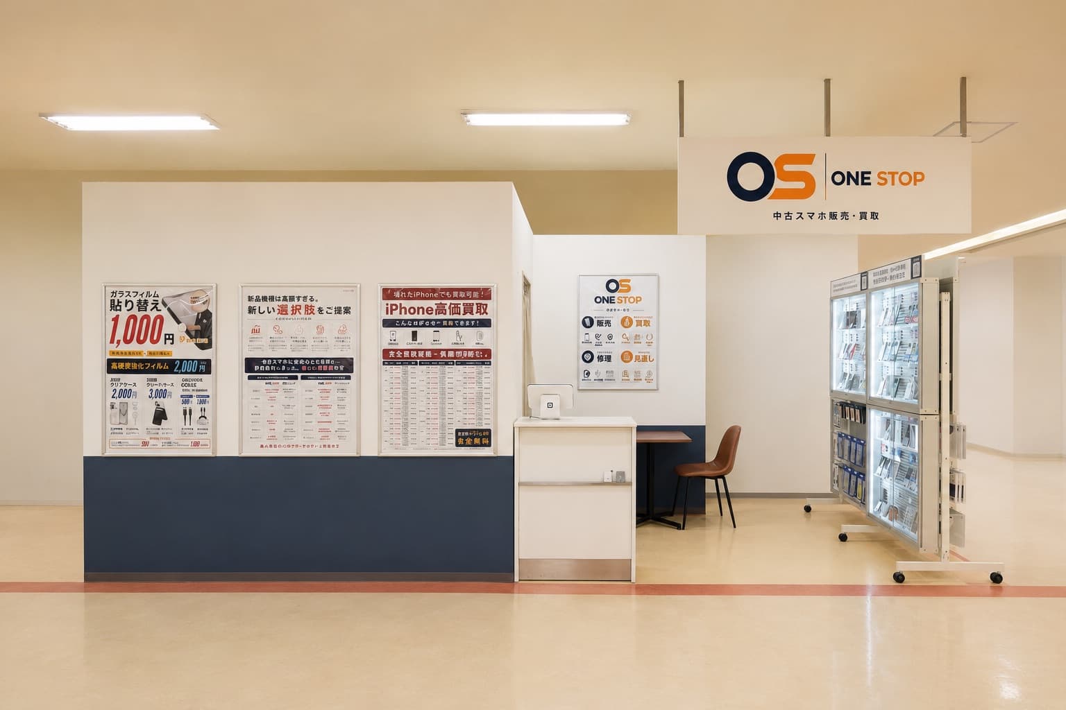 ONE STOP 福井店の店内。買取カウンターと中古スマートフォンの陳列棚。
